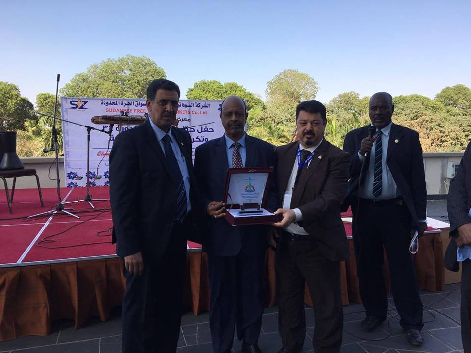 السيد أبوبكر شنب يسلم درع الغرفة للجنة المنظمة لمعرض الخرطوم الدولي