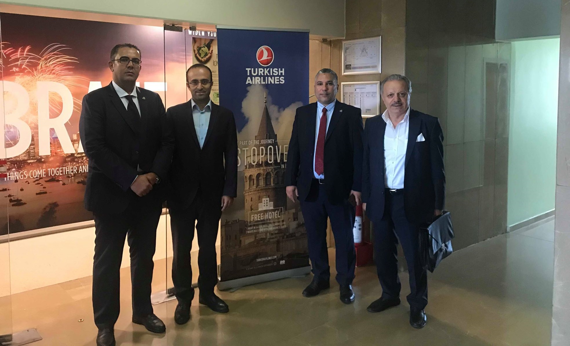 أعضاء لجنة إدارة الغرفة يجتمعون بمسؤول الخطوط الجوية التركية لمنطقة شمال افريقيا