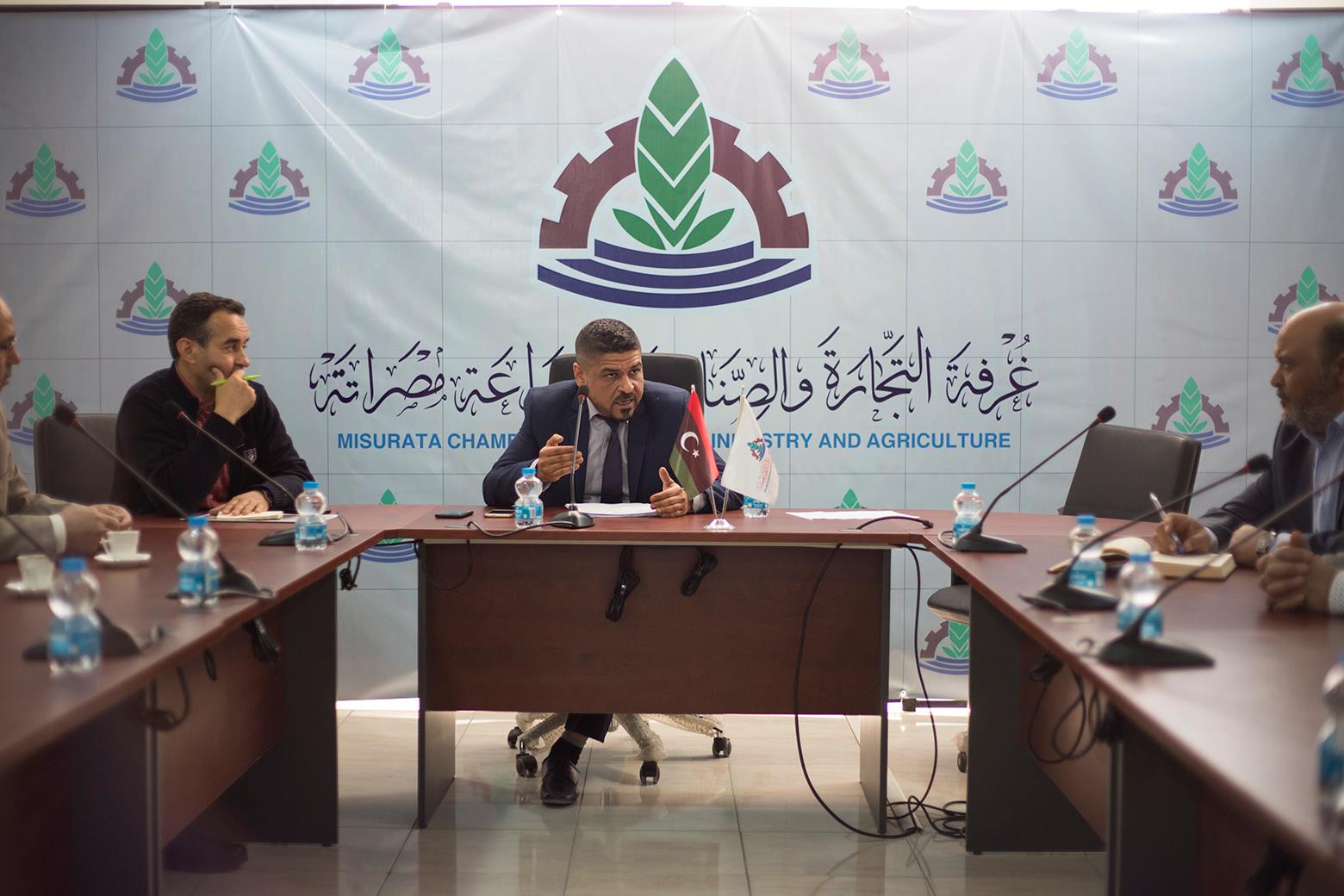 الغرفة تجتمع مع تجار المواد الغذائية