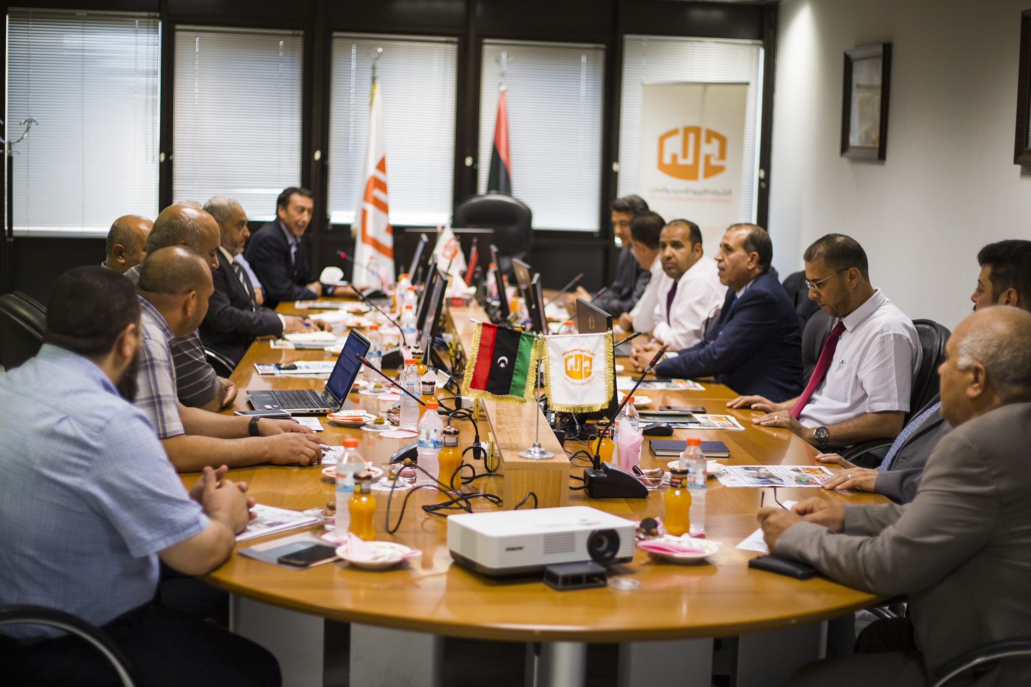 اجتماع يضم الغرفة بالإدارة العامة لمصرف الصحاري والشركة الليبية للحديد والصلب