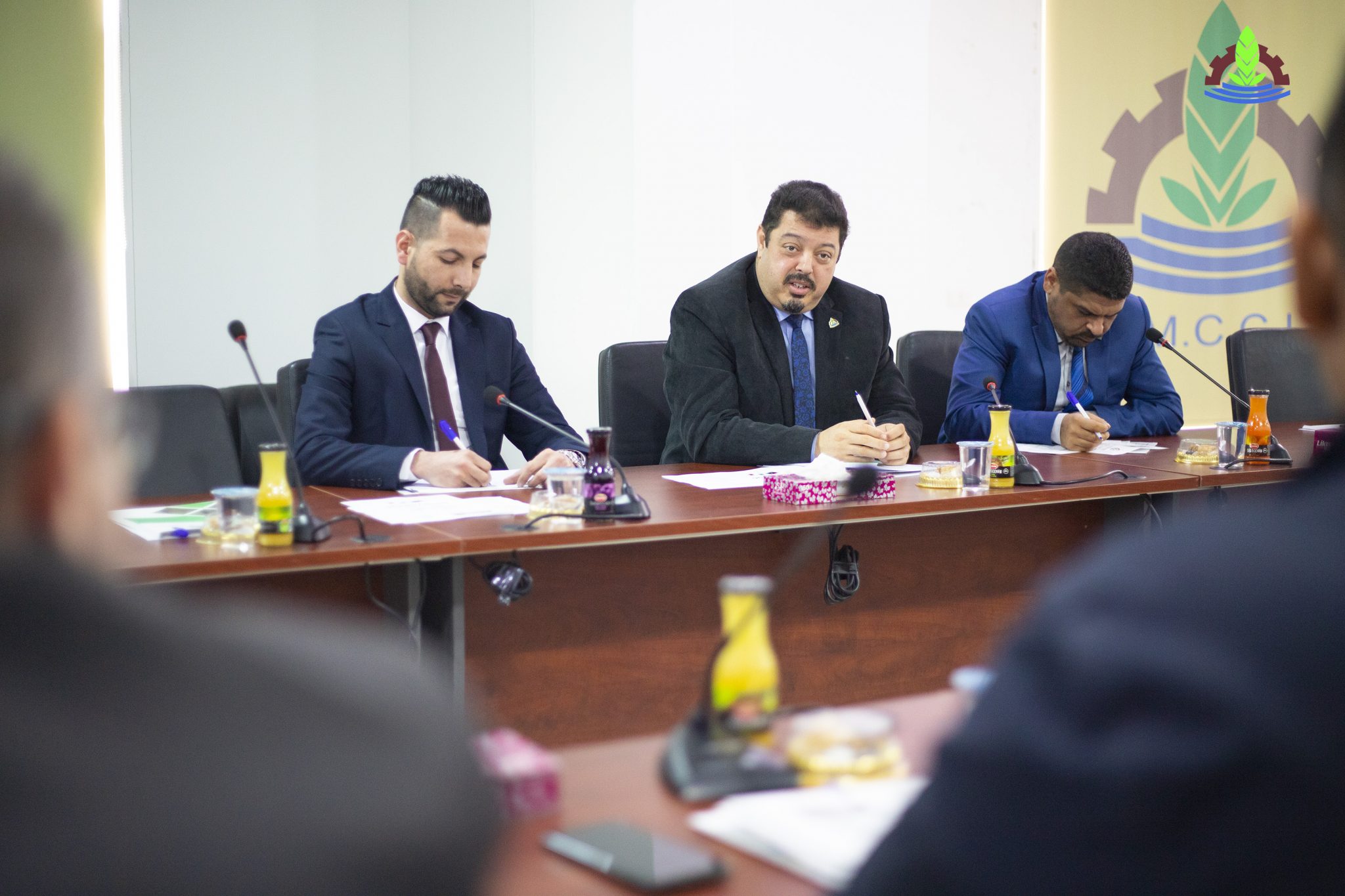 اجتماع الغرفة باللجنة المشرفة على سير عمل المستشفى الإيطالي ومناقشة عدد من المواضيع المشتركة