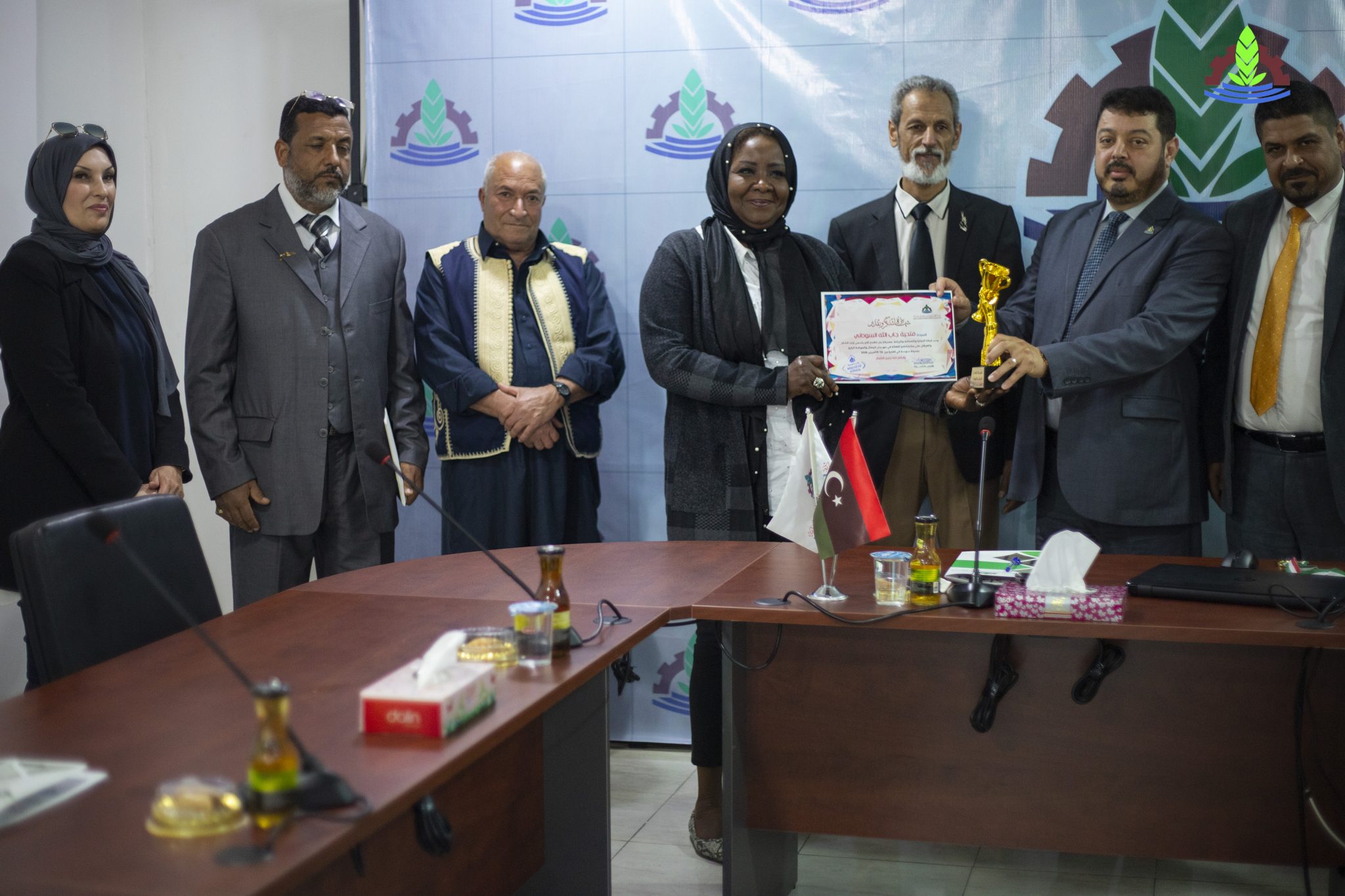 تكريم المشاركين في مهرجان الجمال والموضة