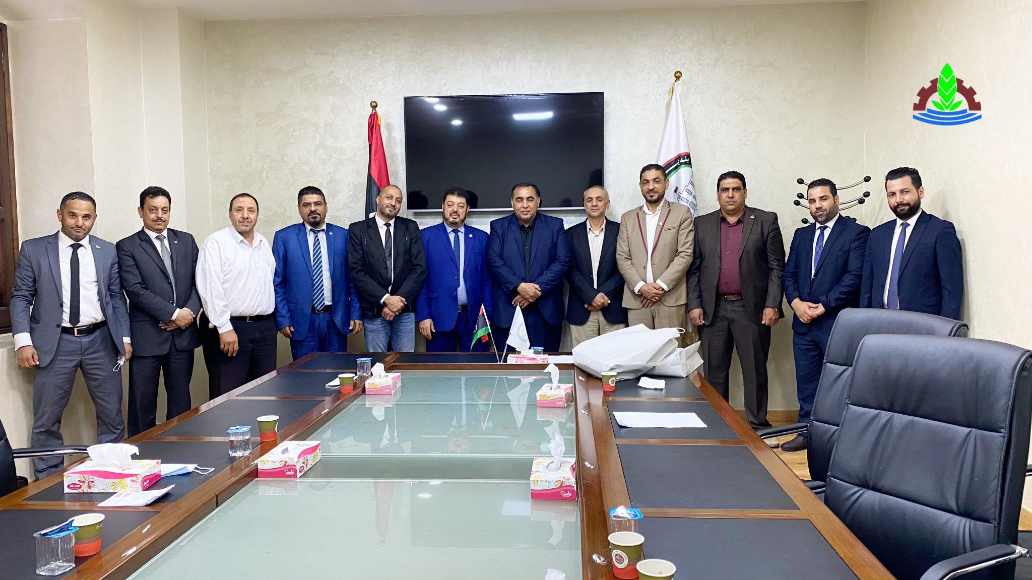 عميد بلدية مصراتة يجتمع بمدير عام ومدراء الإدارت بالغرفة