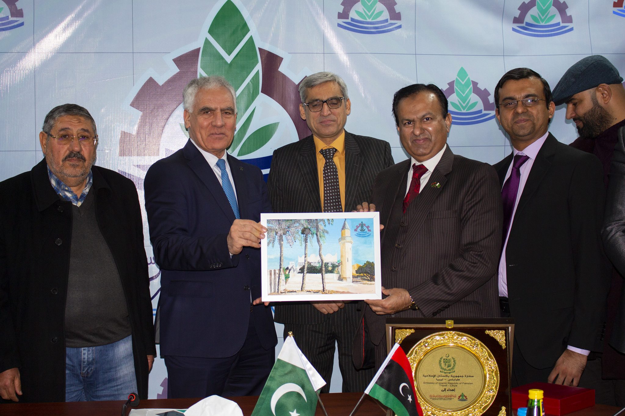 القائم بأعمال سفارة جمهورية باكستان في ليبيا يزور غرفة التجارة والصناعة والزراعة مصراتة