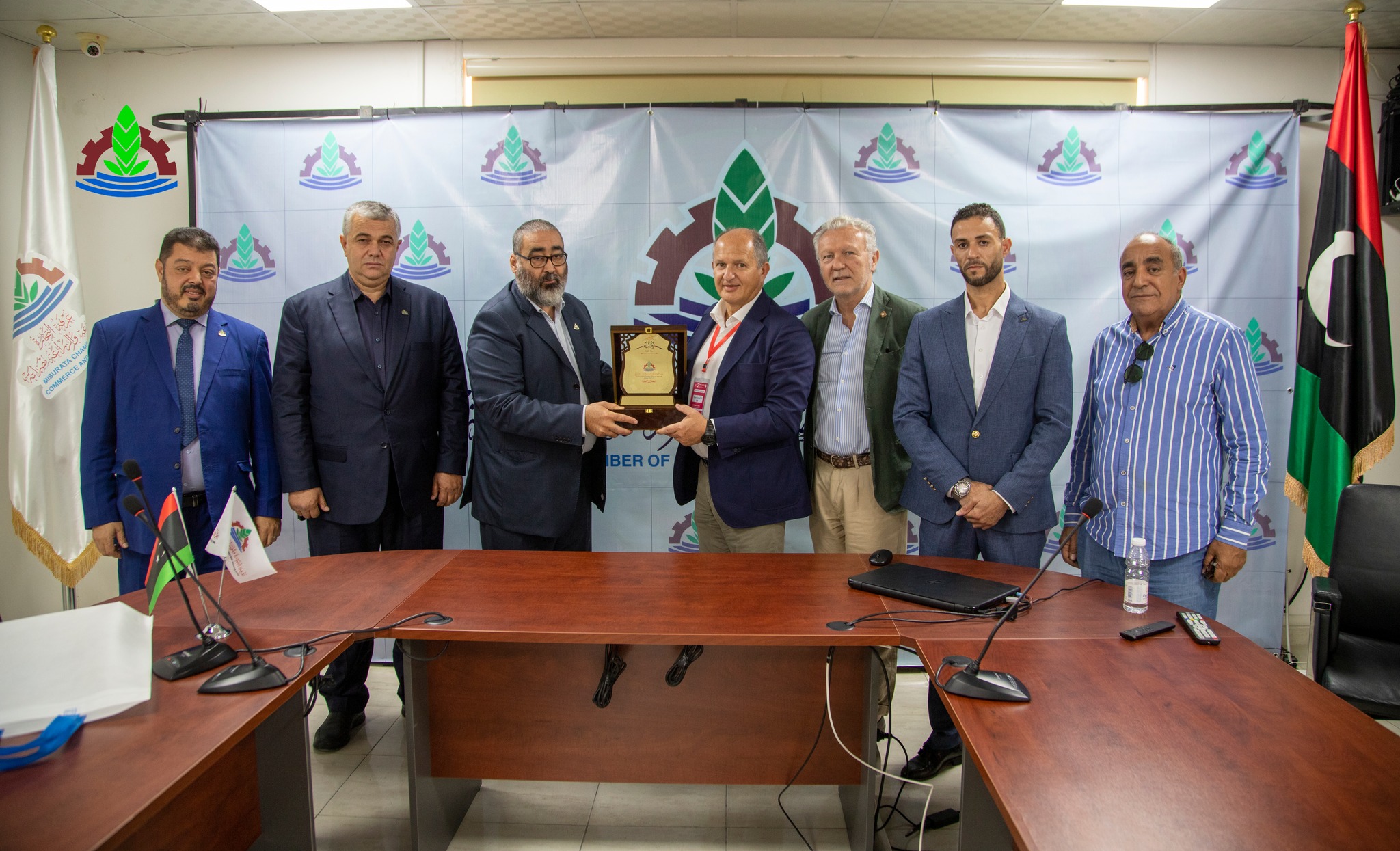 عدد من ممثلي شركات إيطالية يزورون غرفة التجارة والصناعة والزراعة مصراتة