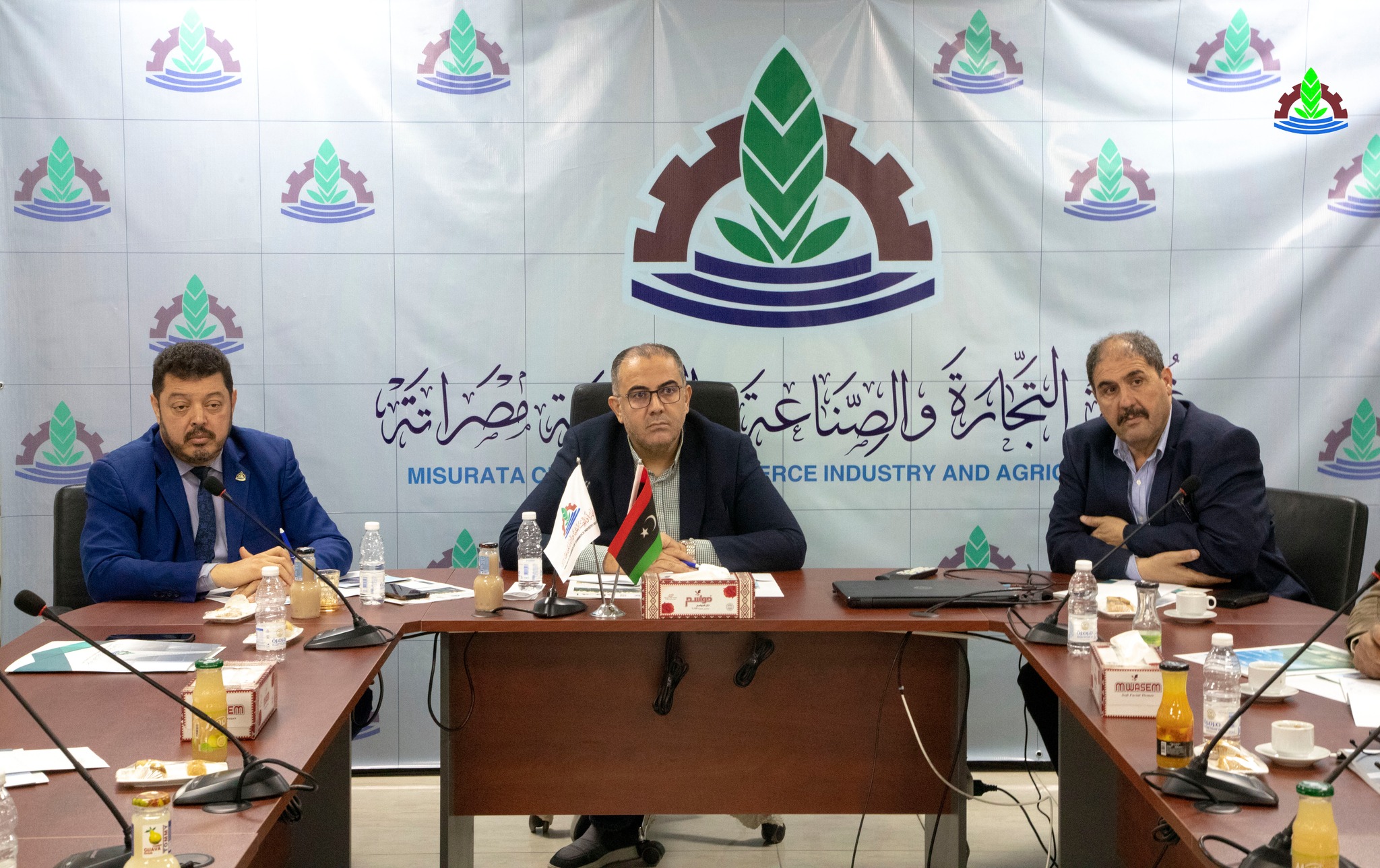 غرفة التجارة والصناعة والزراعة مصراتة تعقد اجتماعا يضم أصحاب الشركات داخل مدينة مصراتة بشأن فتح الاعتمادات المستندي