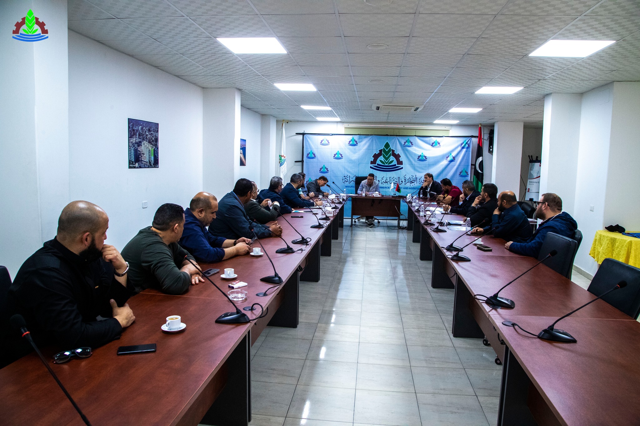 غرفة التجارة والصناعة والزراعة مصراتة تعقد إجتماعاً مع اللجنة المشكلة من الشركات المصنعة والموردة للبضائع بشأن فتح الاعتمادات المستندية