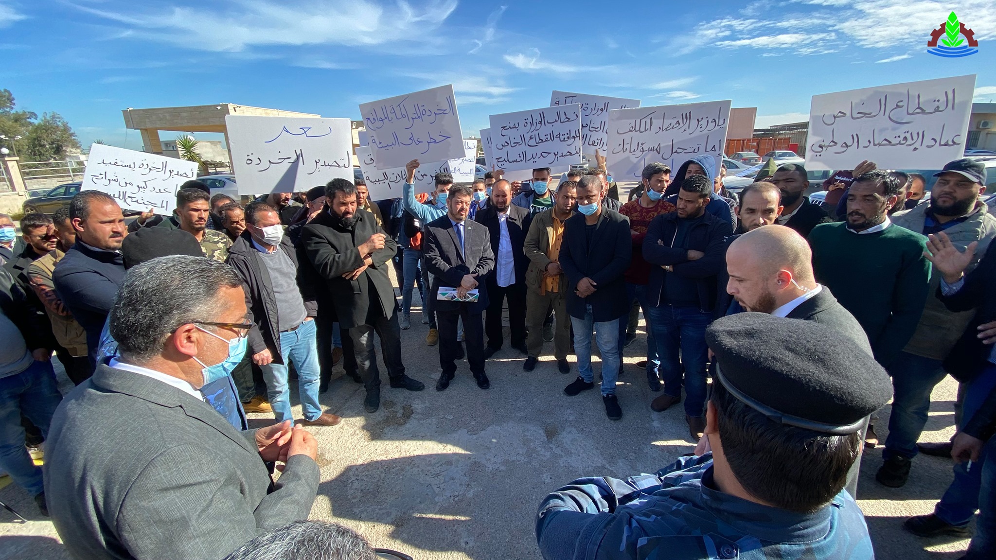 A protest stand by the owners and employees of companies and scrap dealers in the western and central region in front of the ministry of economy and industry